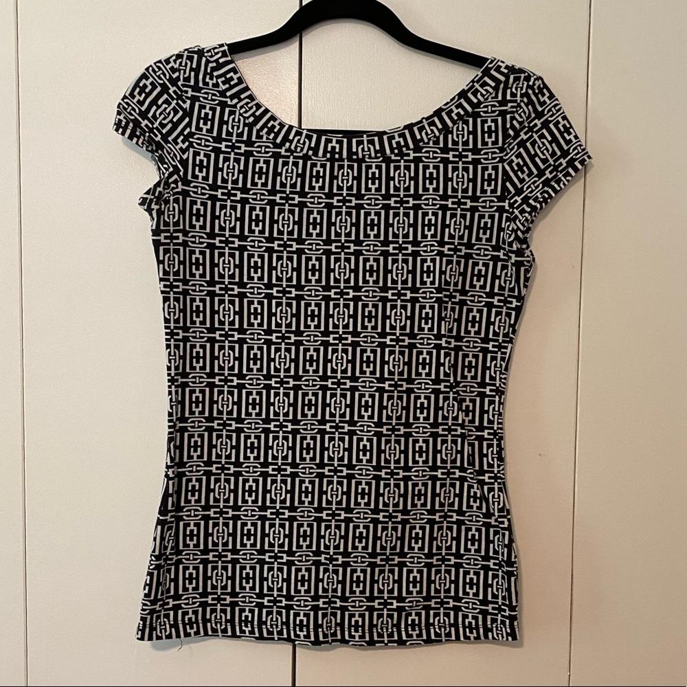 Patterned scoop back shirt